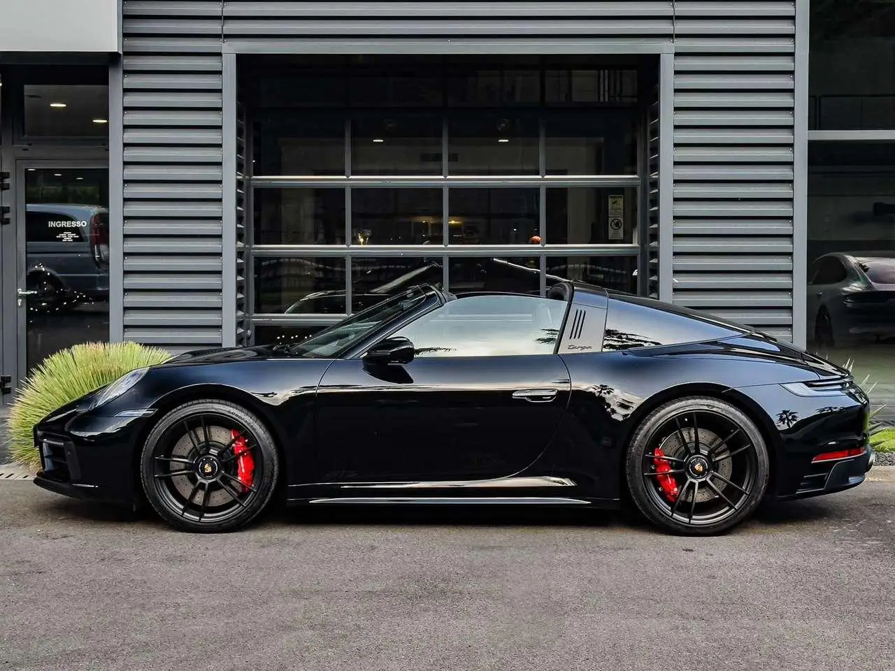 Photo 1 : Porsche 992 2023 Petrol