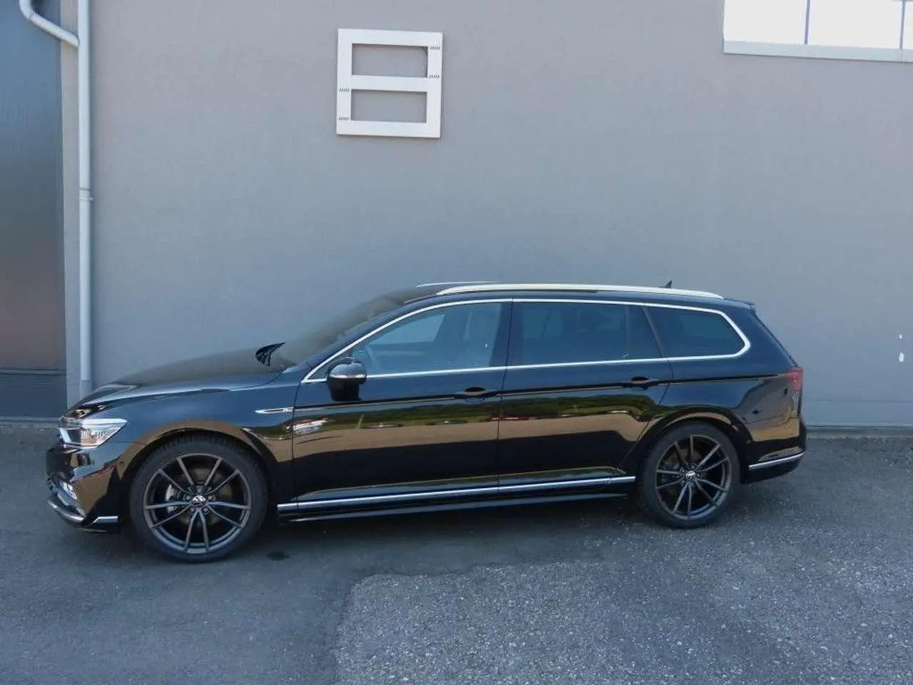 Photo 1 : Volkswagen Passat 2023 Petrol