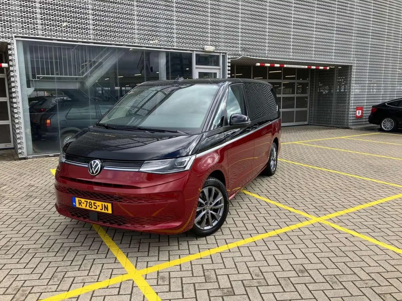 Photo 1 : Volkswagen T7 2022 Hybrid