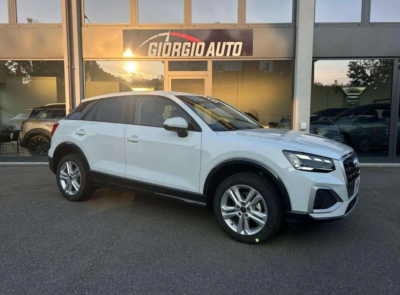 Photo 1 : Audi Q2 2024 Petrol