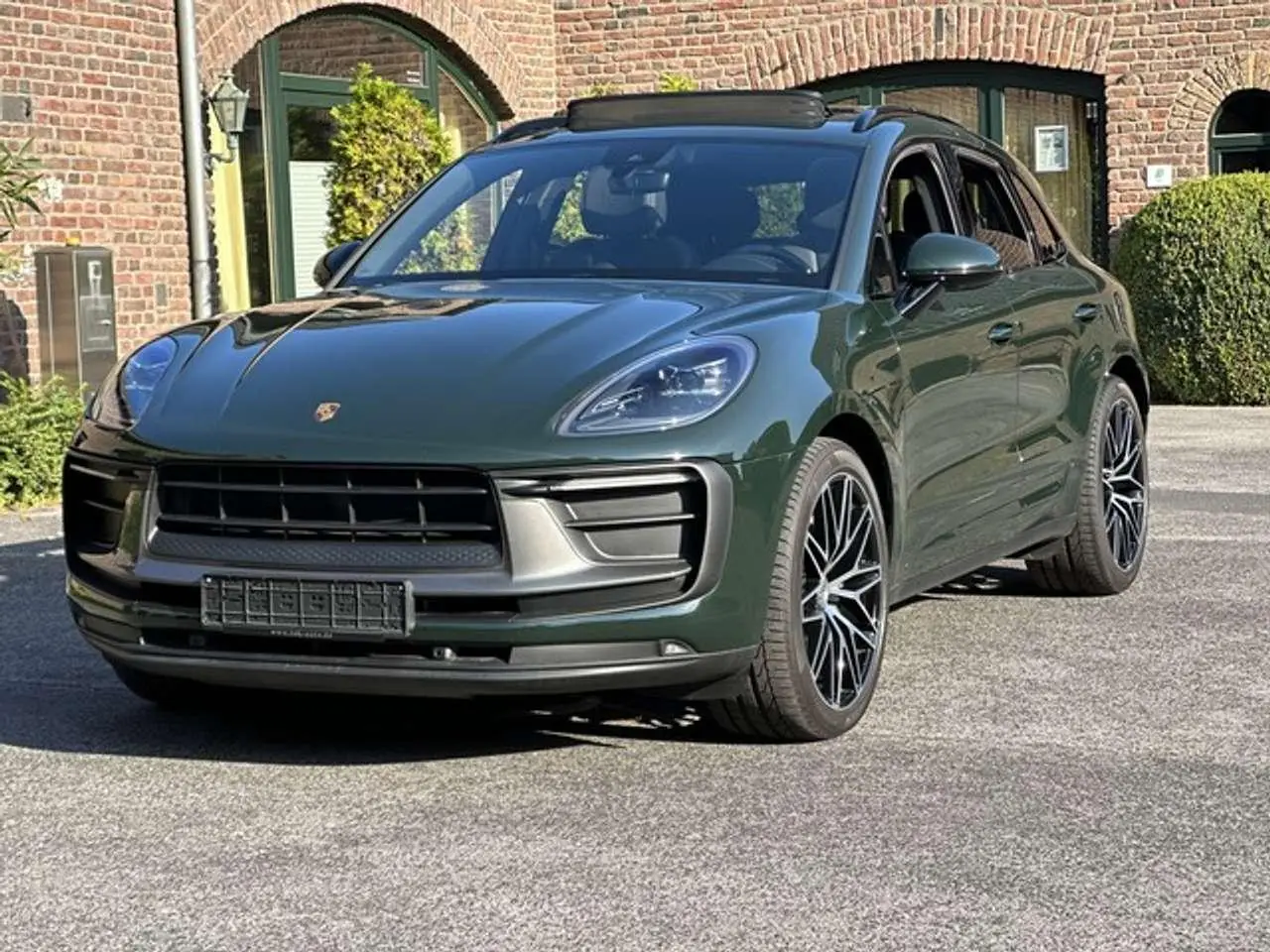 Photo 1 : Porsche Macan 2023 Essence