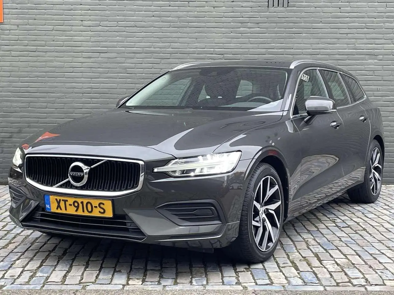 Photo 1 : Volvo V60 2019 Essence