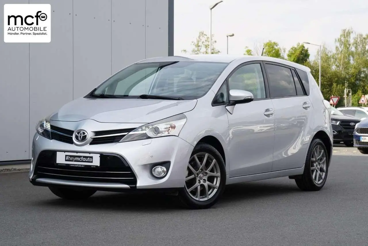 Photo 1 : Toyota Verso 2015 Petrol