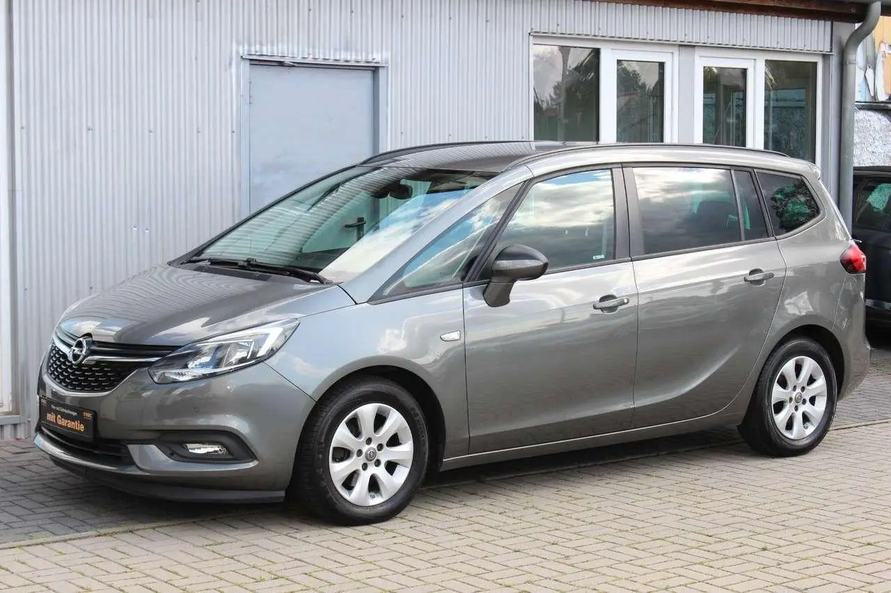 Photo 1 : Opel Zafira 2016 Petrol