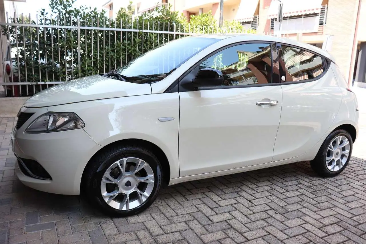 Photo 1 : Lancia Ypsilon 2015 Essence