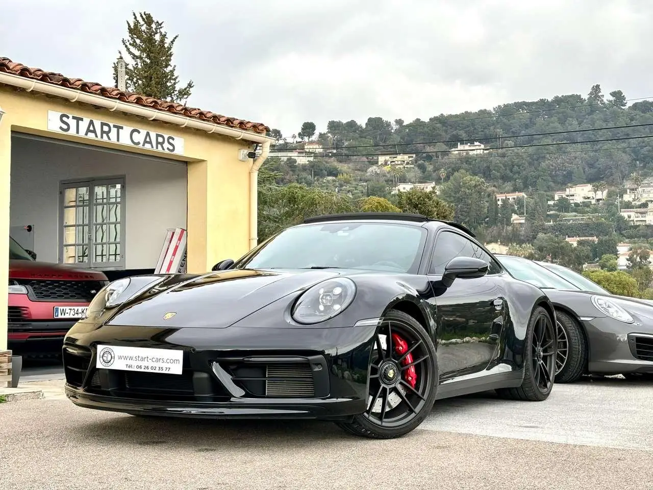 Photo 1 : Porsche 992 2022 Petrol