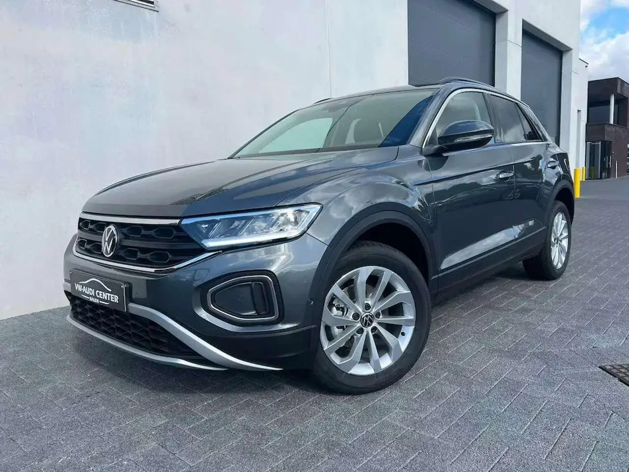 Photo 1 : Volkswagen T-roc 2024 Petrol