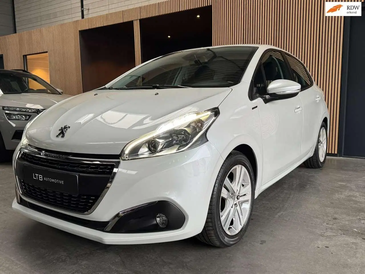 Photo 1 : Peugeot 208 2019 Petrol