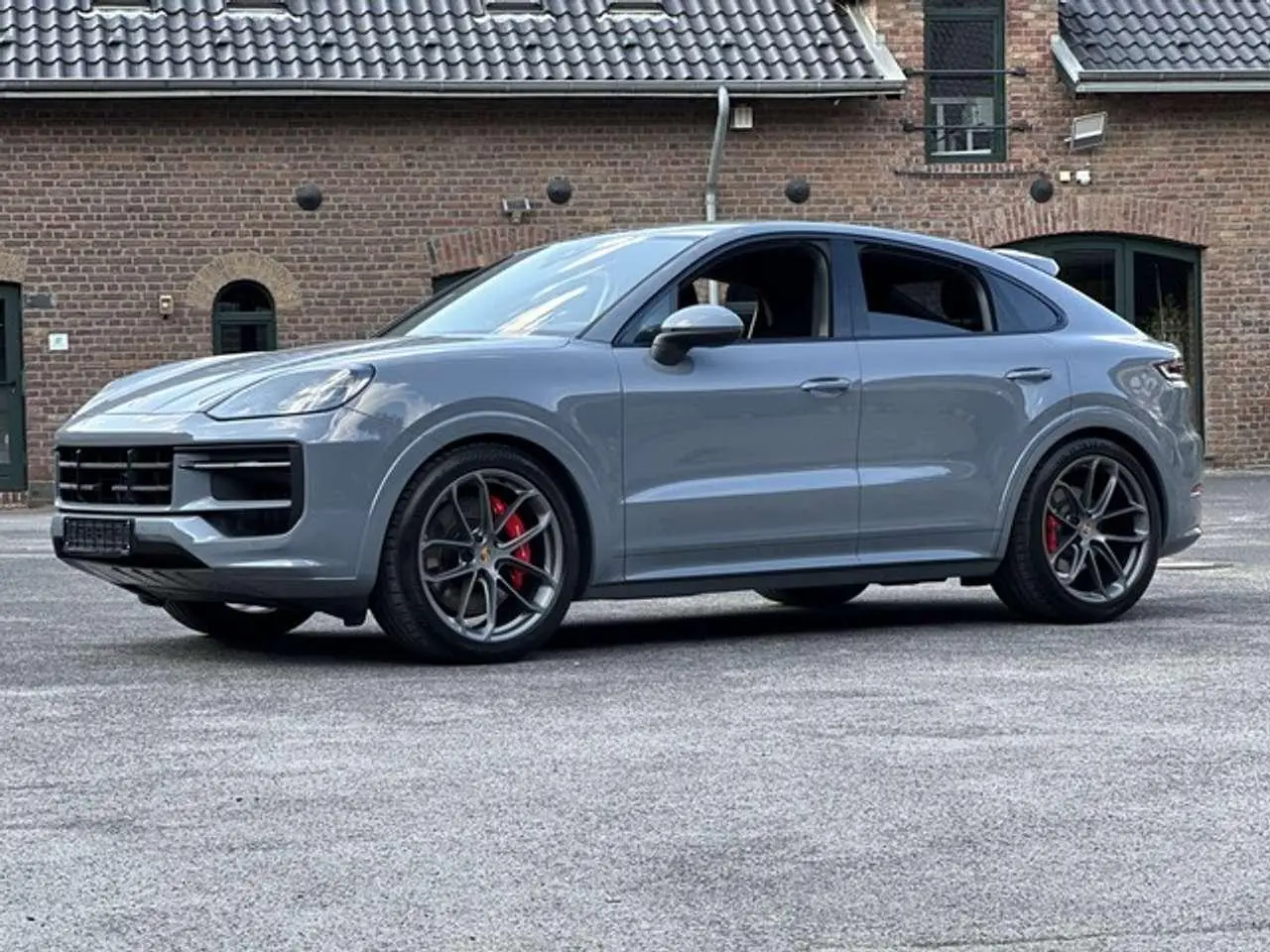 Photo 1 : Porsche Cayenne 2023 Petrol