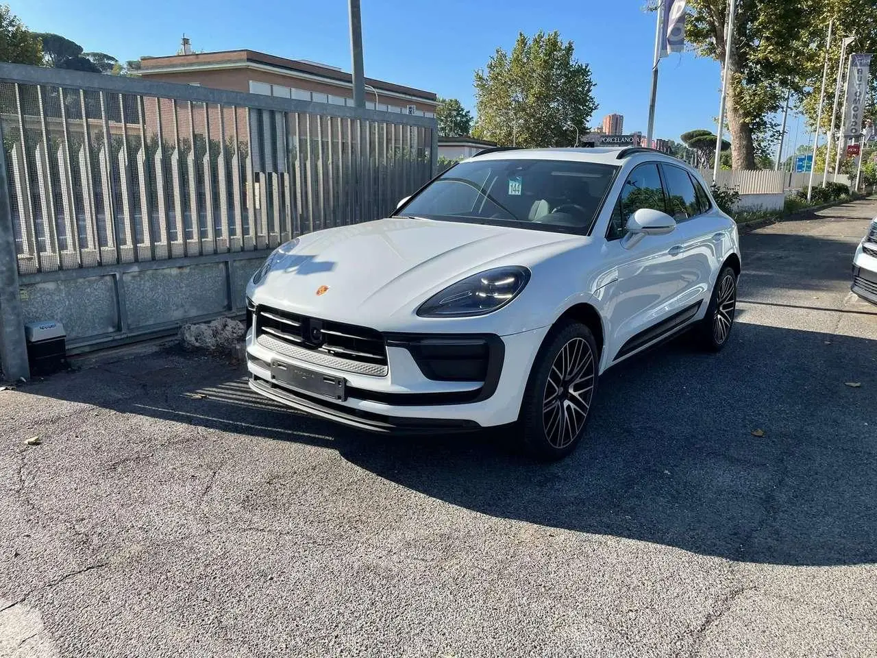 Photo 1 : Porsche Macan 2023 Essence