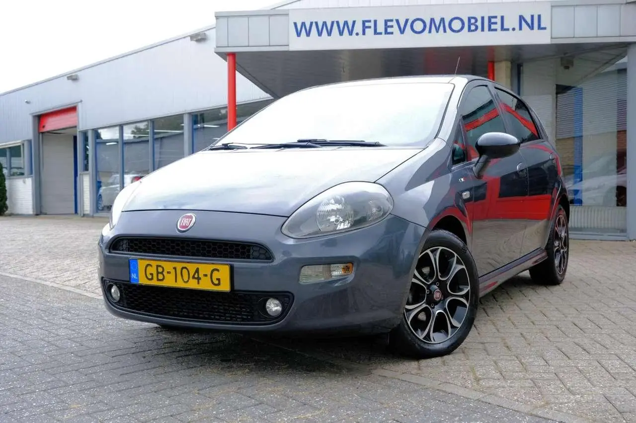 Photo 1 : Fiat Punto 2015 Petrol