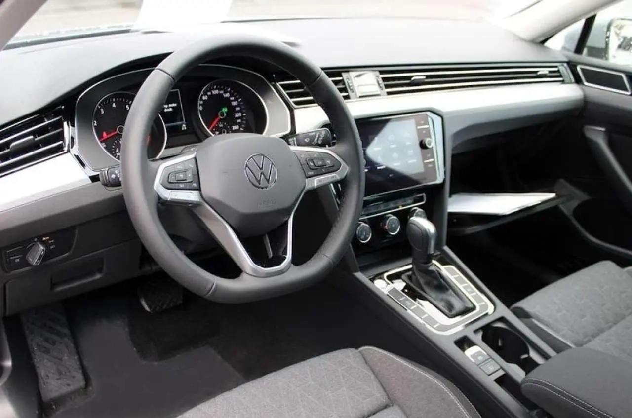 Photo 1 : Volkswagen Passat 2023 Petrol