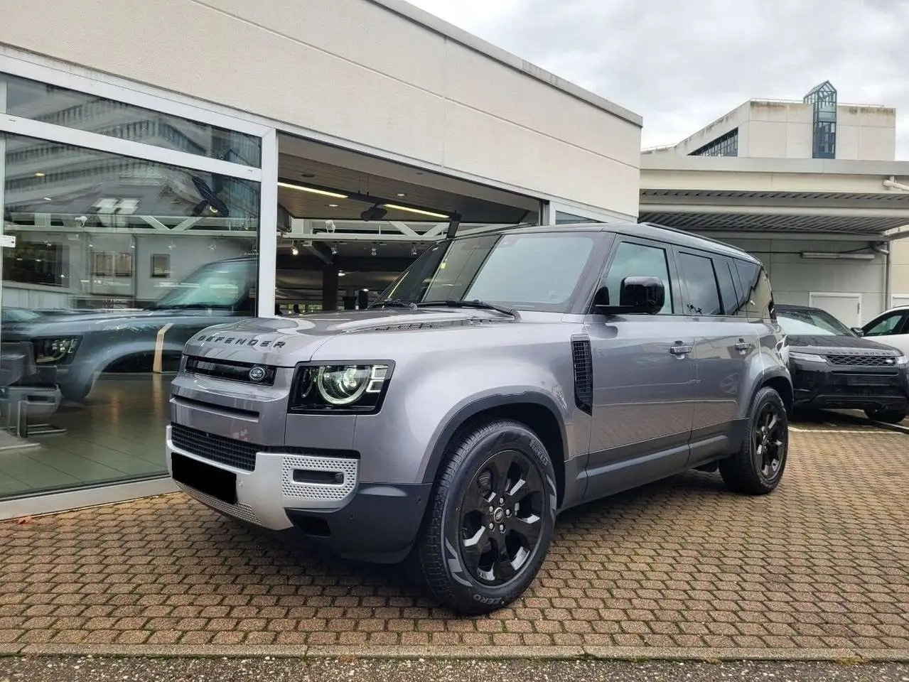 Photo 1 : Land Rover Defender 2023 Hybrid