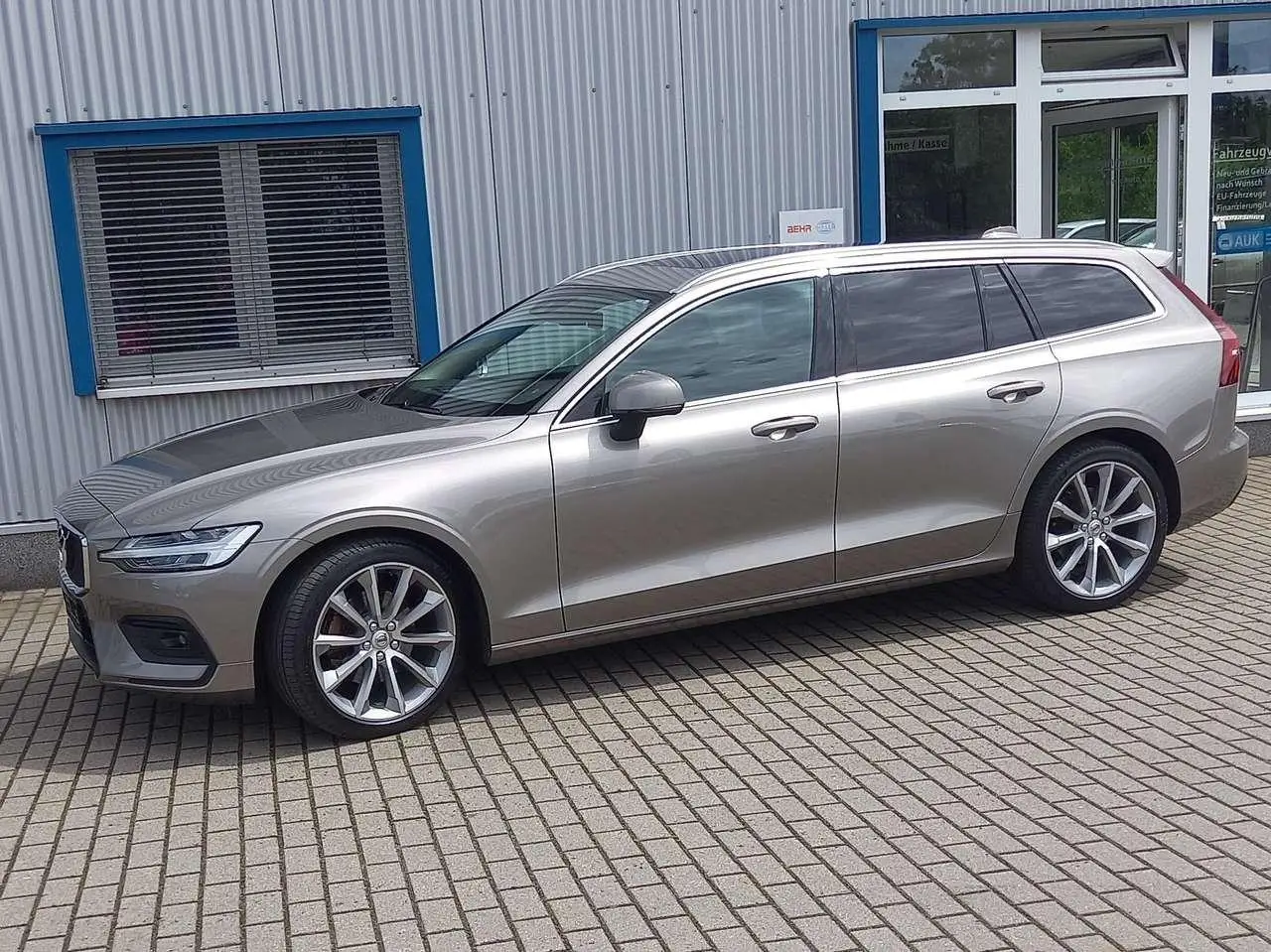 Photo 1 : Volvo V60 2019 Essence