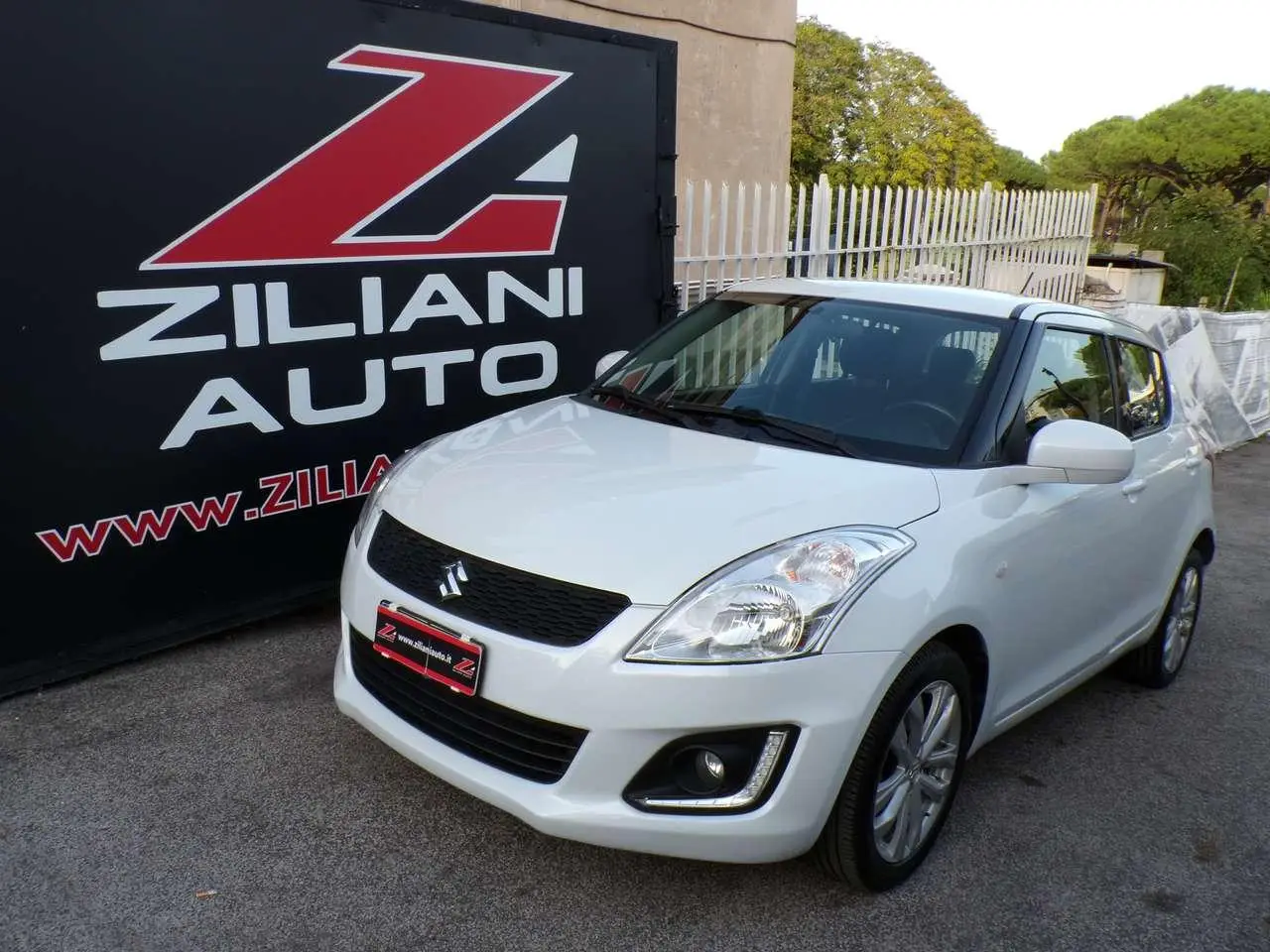 Photo 1 : Suzuki Swift 2016 Petrol