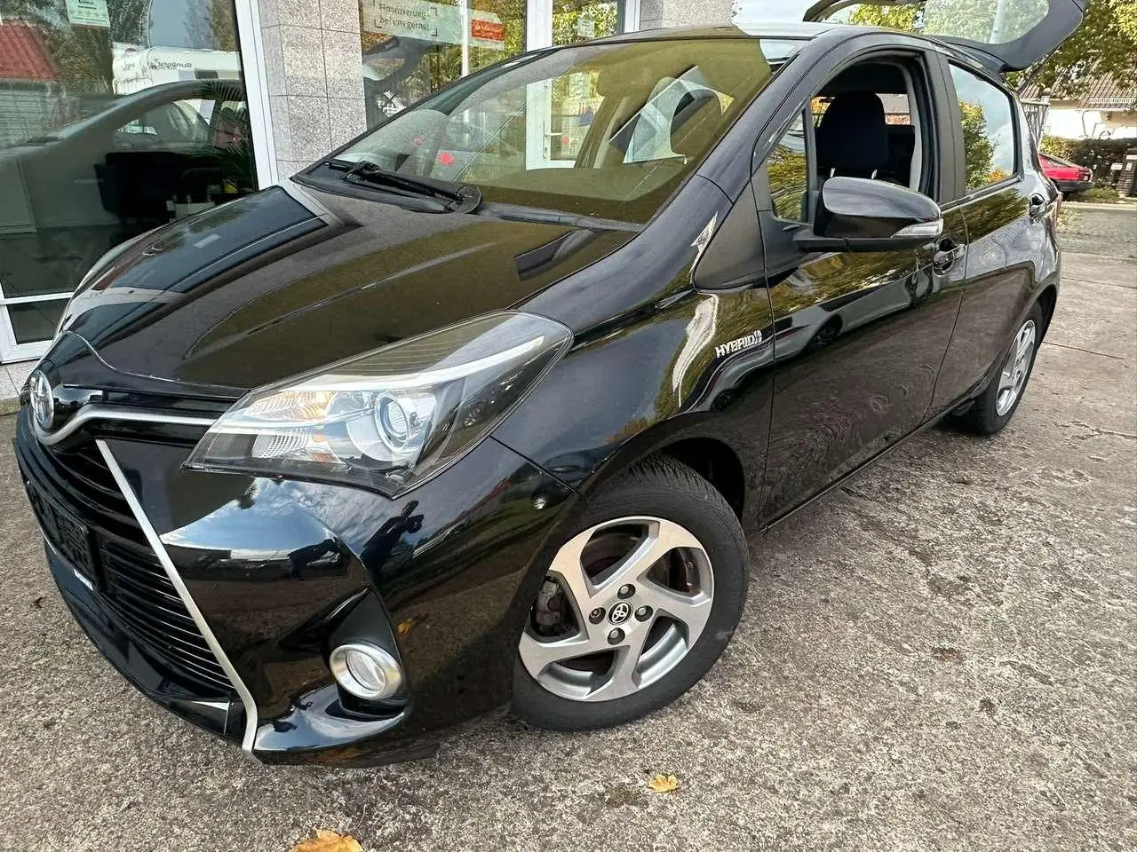 Photo 1 : Toyota Yaris 2016 Hybrid