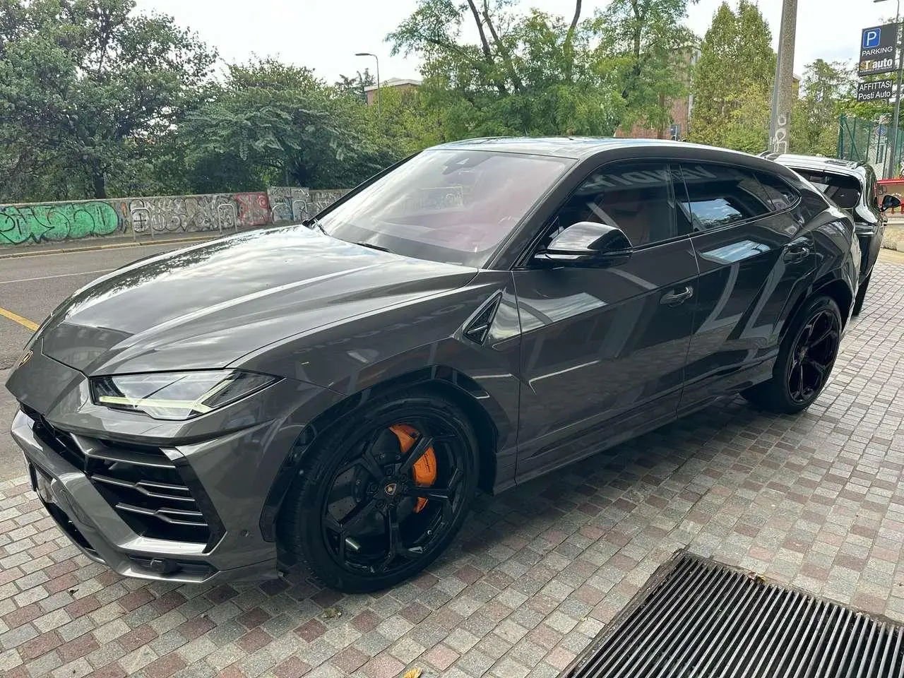 Photo 1 : Lamborghini Urus 2022 Essence