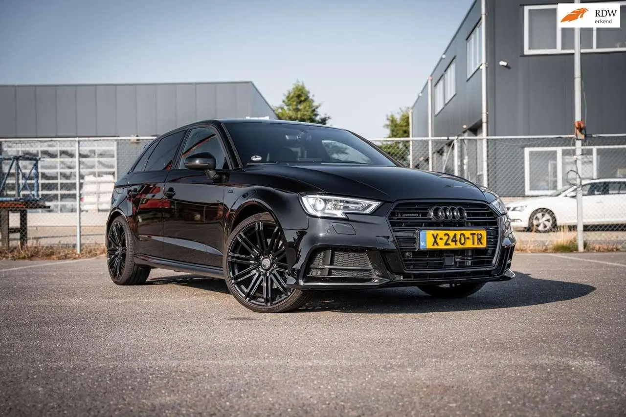 Photo 1 : Audi A3 2017 Petrol