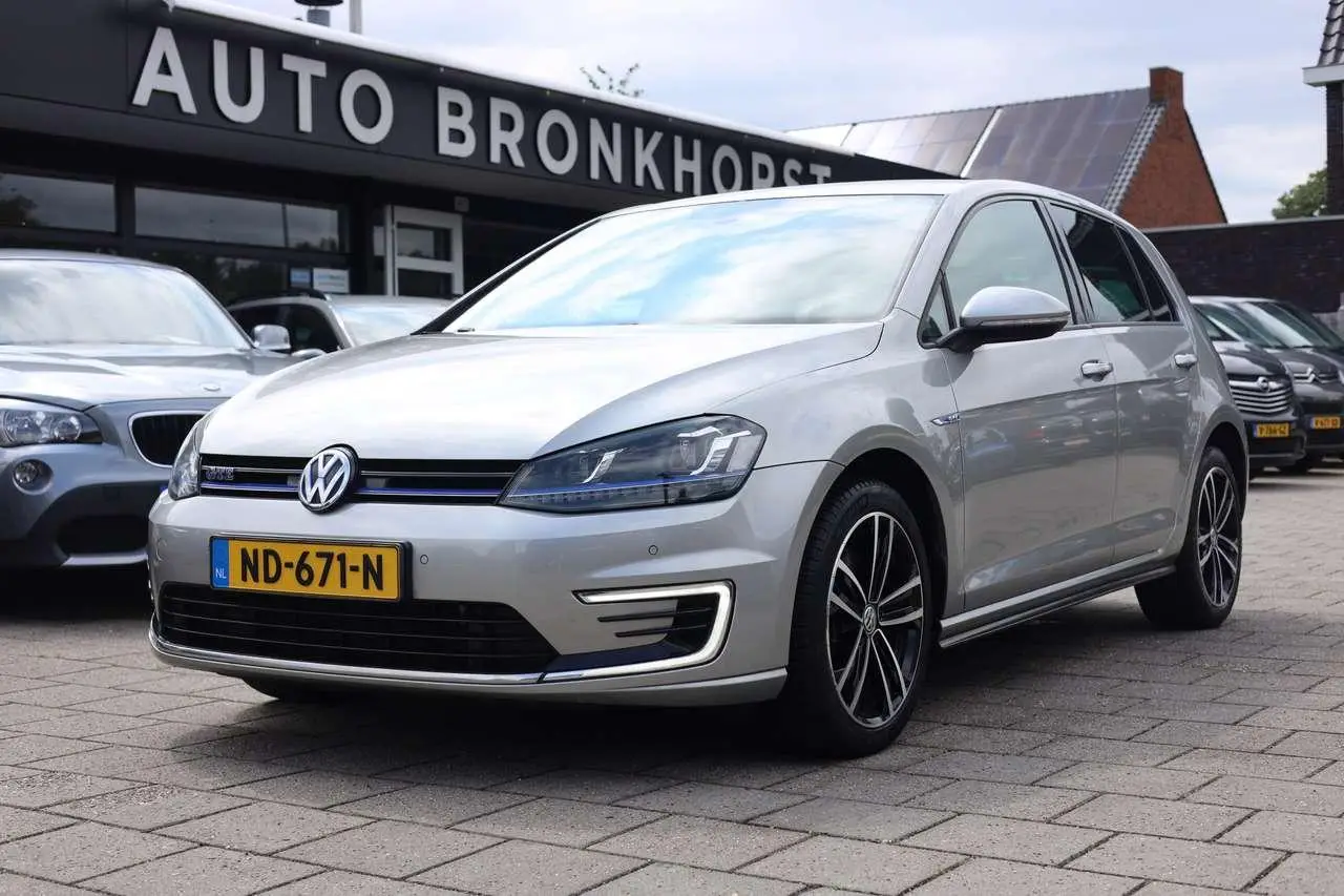 Photo 1 : Volkswagen Golf 2016 Hybride