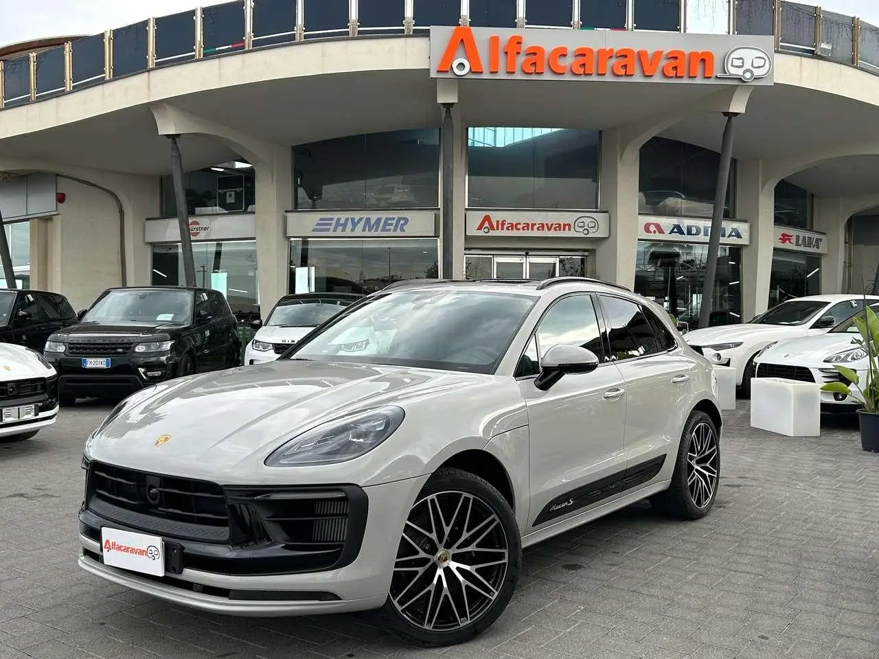 Photo 1 : Porsche Macan 2023 Essence