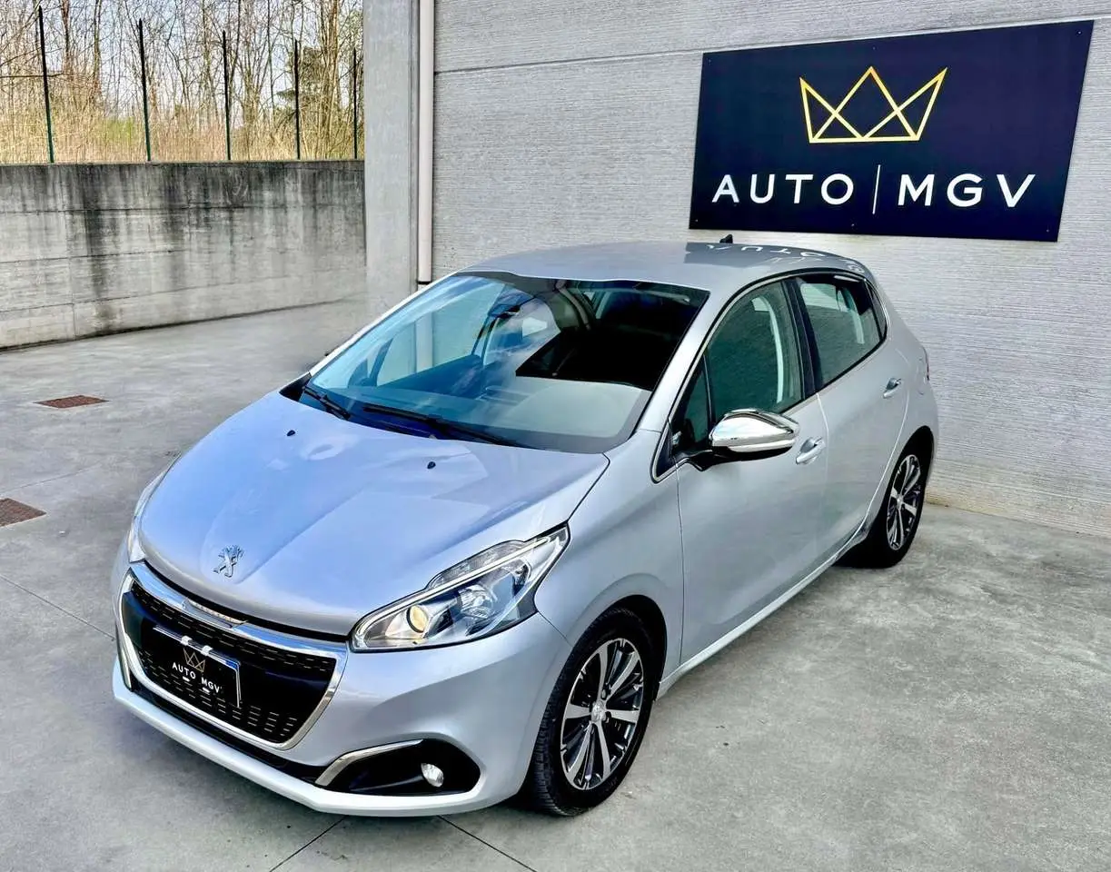 Photo 1 : Peugeot 208 2017 Essence