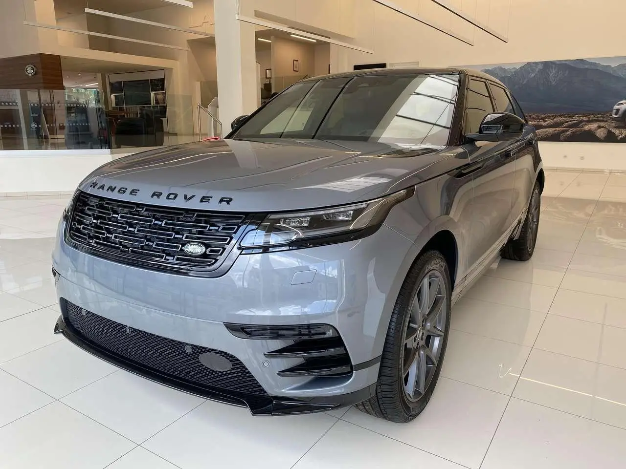 Photo 1 : Land Rover Range Rover Velar 2023 Hybrid