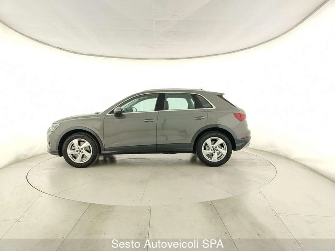 Photo 1 : Audi Q3 2024 Essence