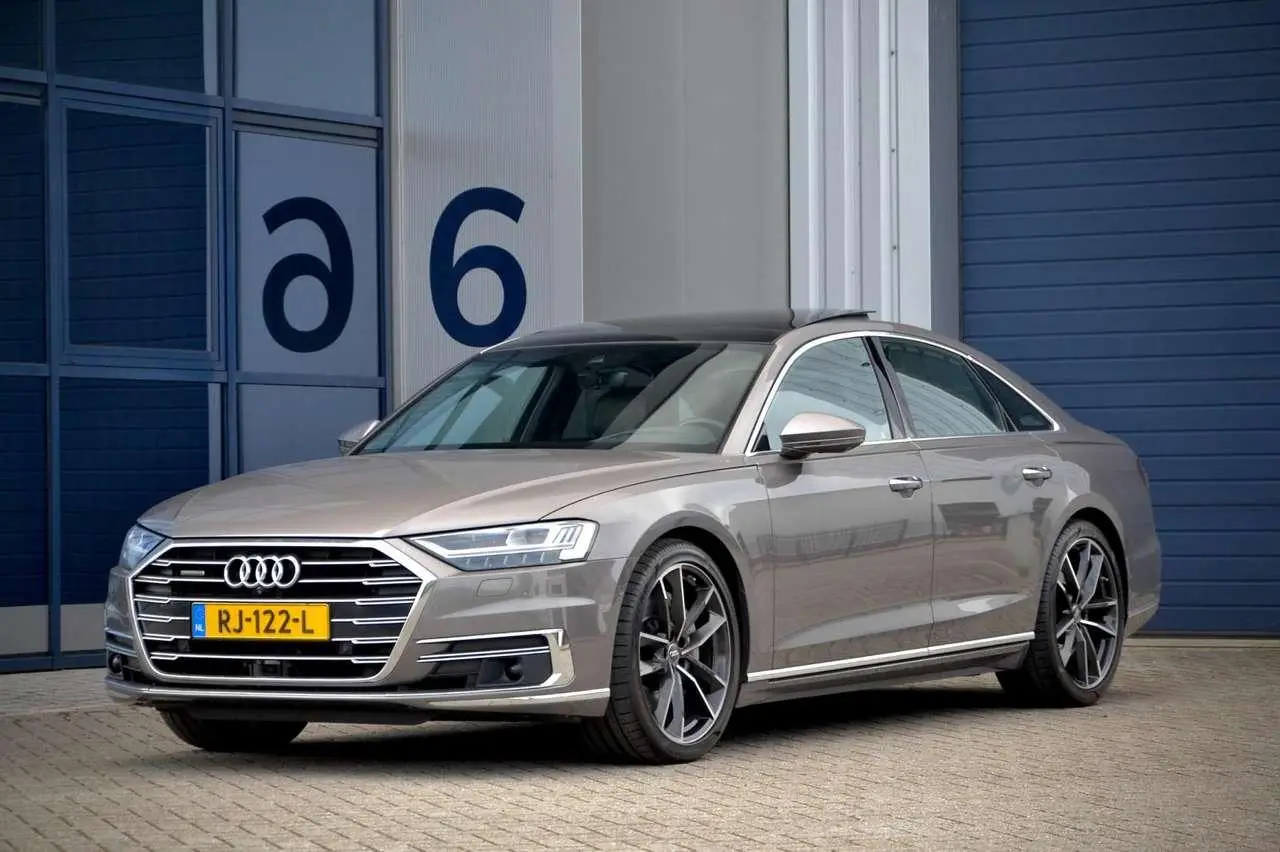 Photo 1 : Audi A8 2018 Hybrid