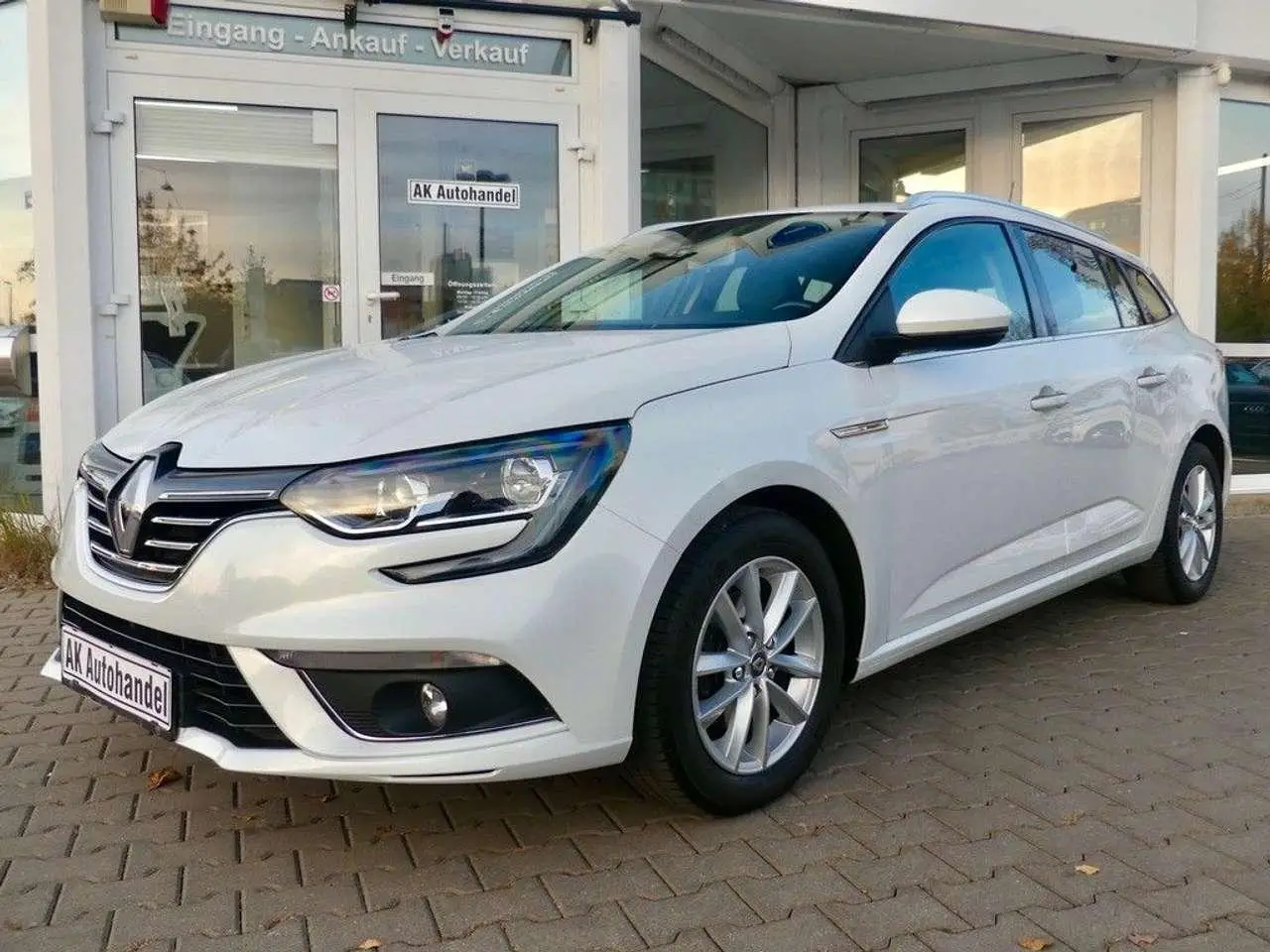 Photo 1 : Renault Megane 2017 Essence