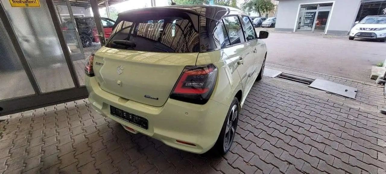 Photo 1 : Suzuki Swift 2024 Petrol