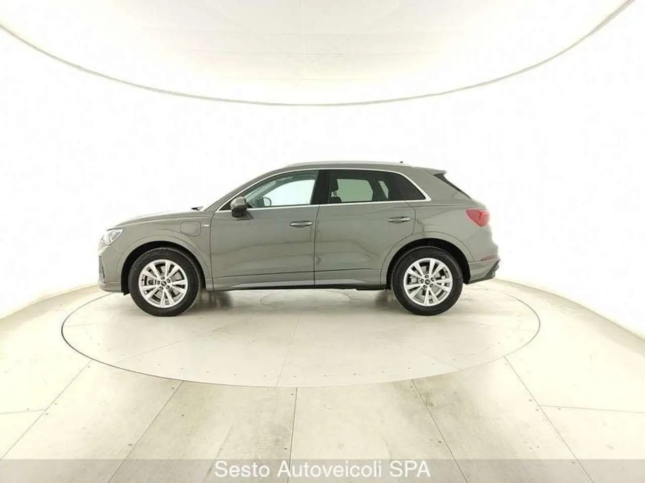 Photo 1 : Audi Q3 2024 Hybride