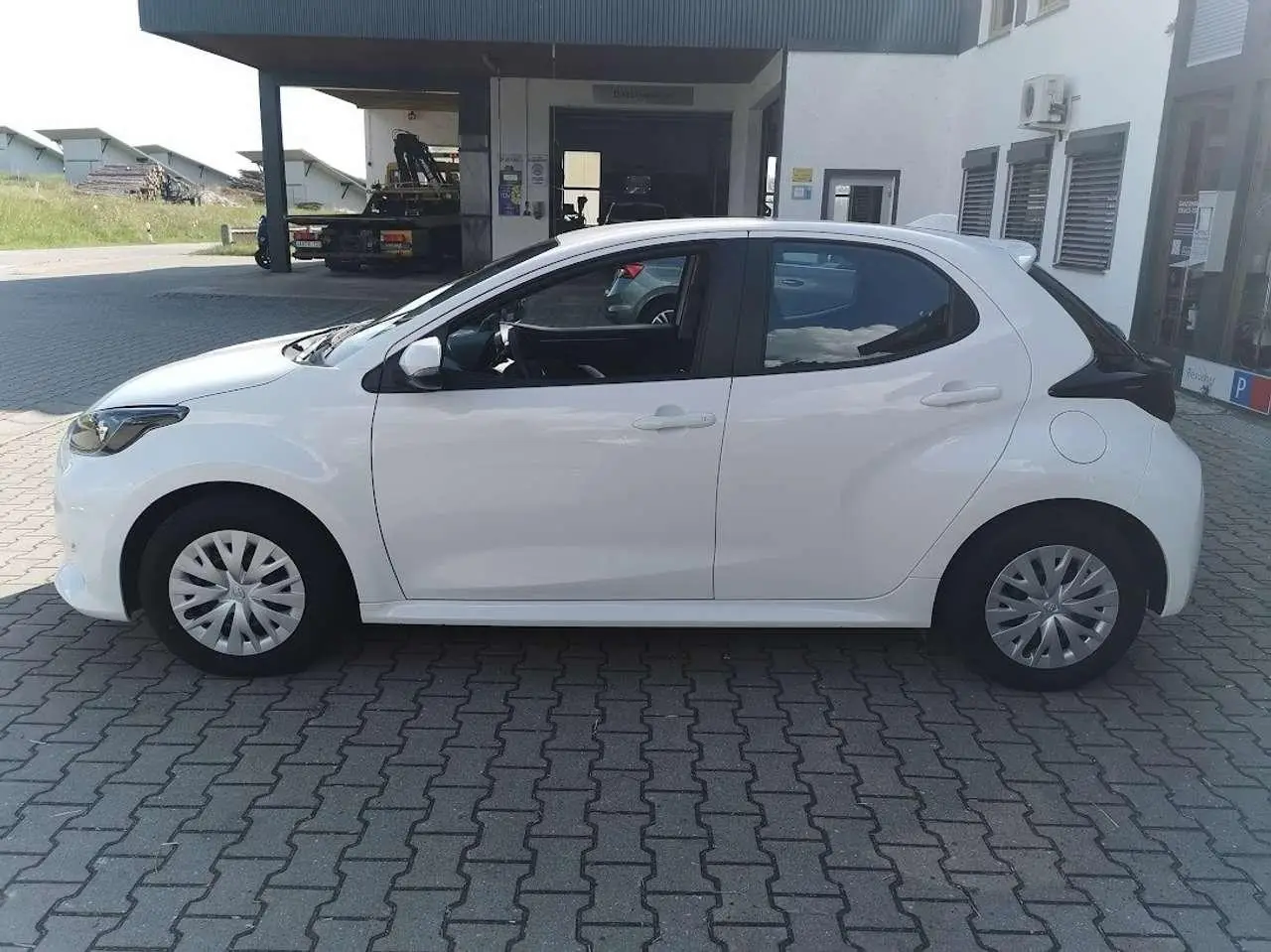 Photo 1 : Toyota Yaris 2023 Petrol