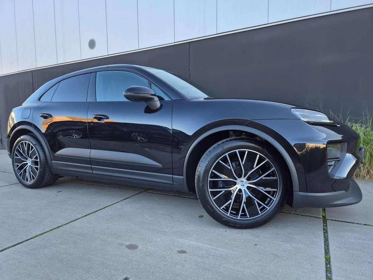 Photo 1 : Porsche Macan 2024 Electric