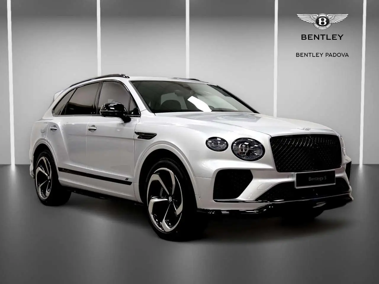 Photo 1 : Bentley Bentayga 2024 Essence