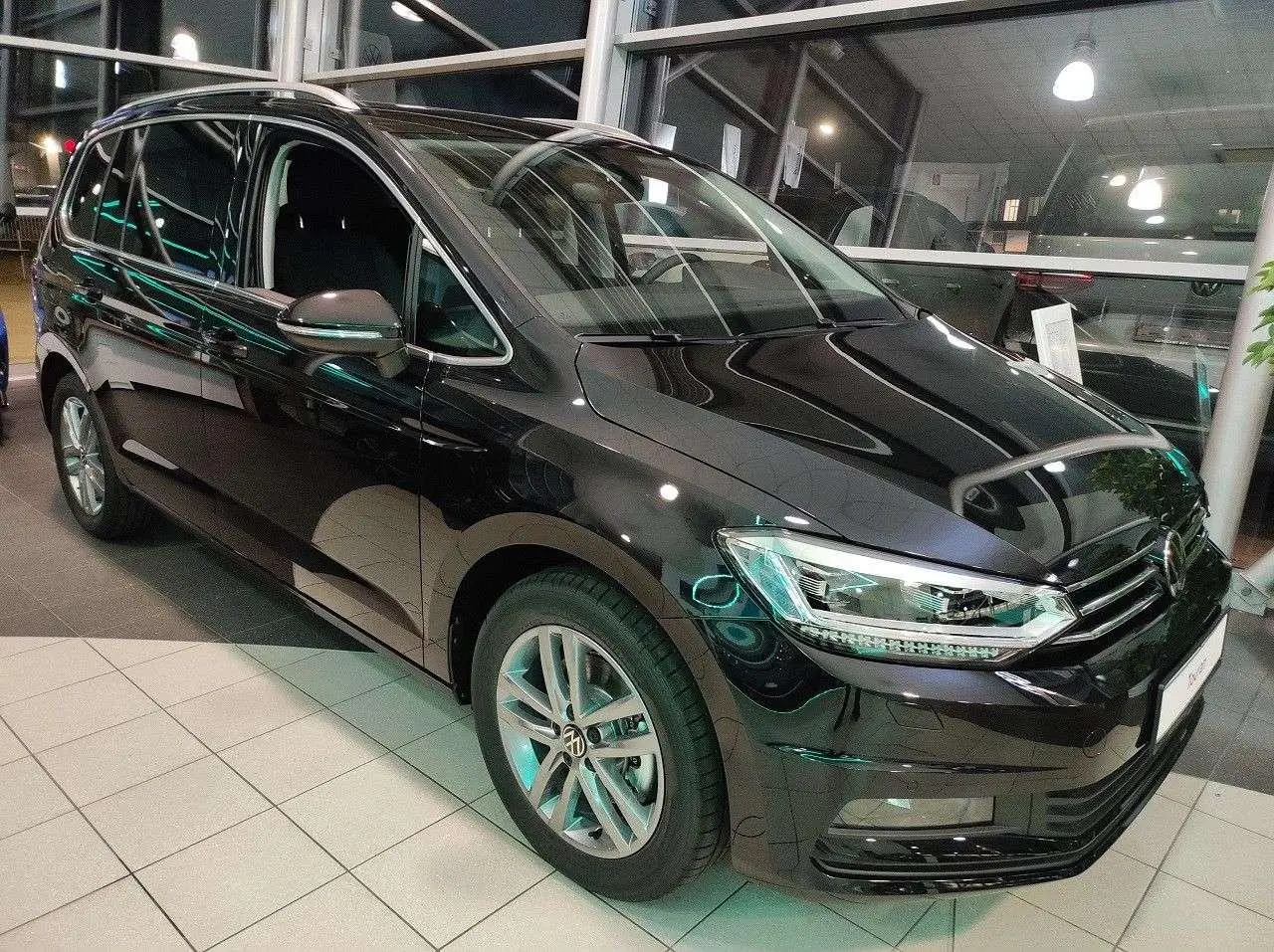 Photo 1 : Volkswagen Touran 2024 Petrol