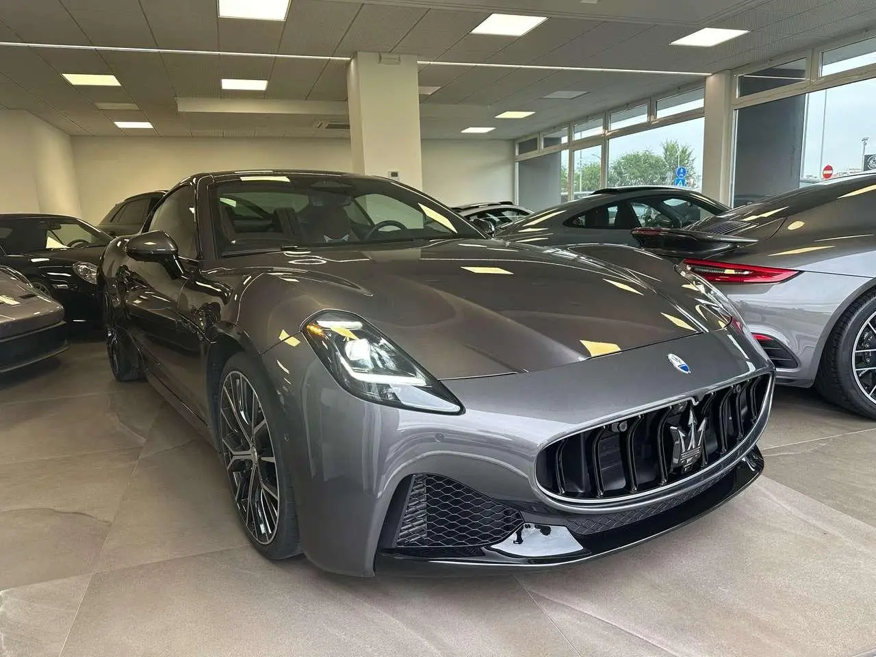 Photo 1 : Maserati Granturismo 2023 Petrol