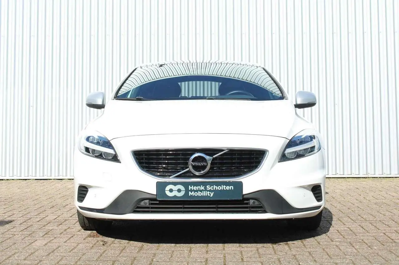 Photo 1 : Volvo V40 2019 Petrol