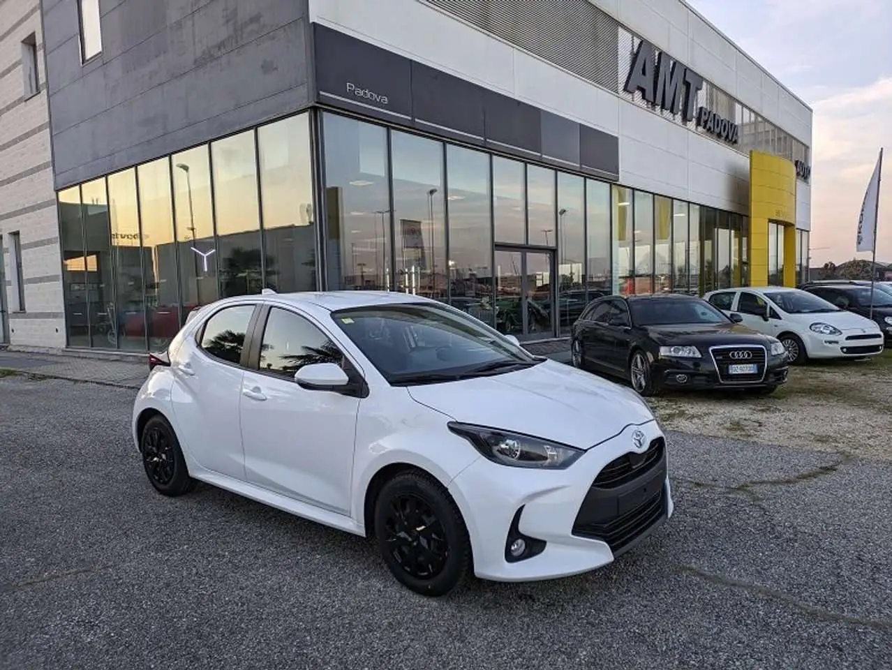 Photo 1 : Toyota Yaris 2021 Petrol