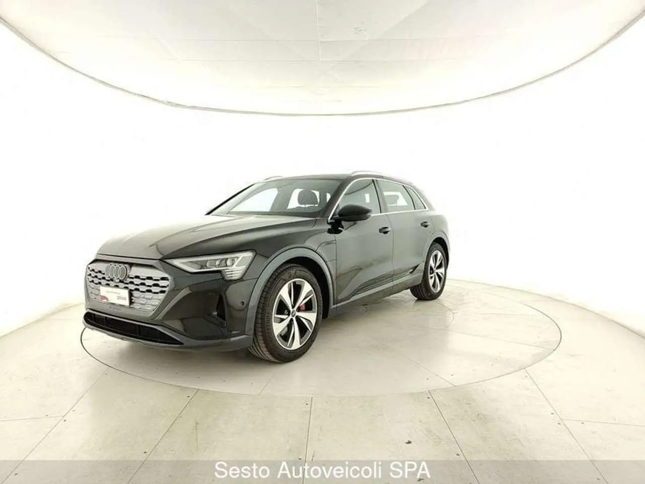 Photo 1 : Audi Q8 2023 Électrique