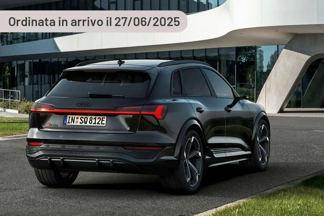 Photo 1 : Audi Q8 2024 Électrique