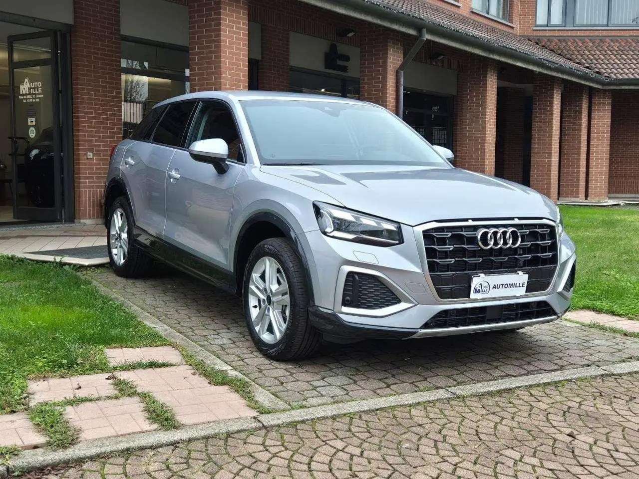 Photo 1 : Audi Q2 2024 Petrol