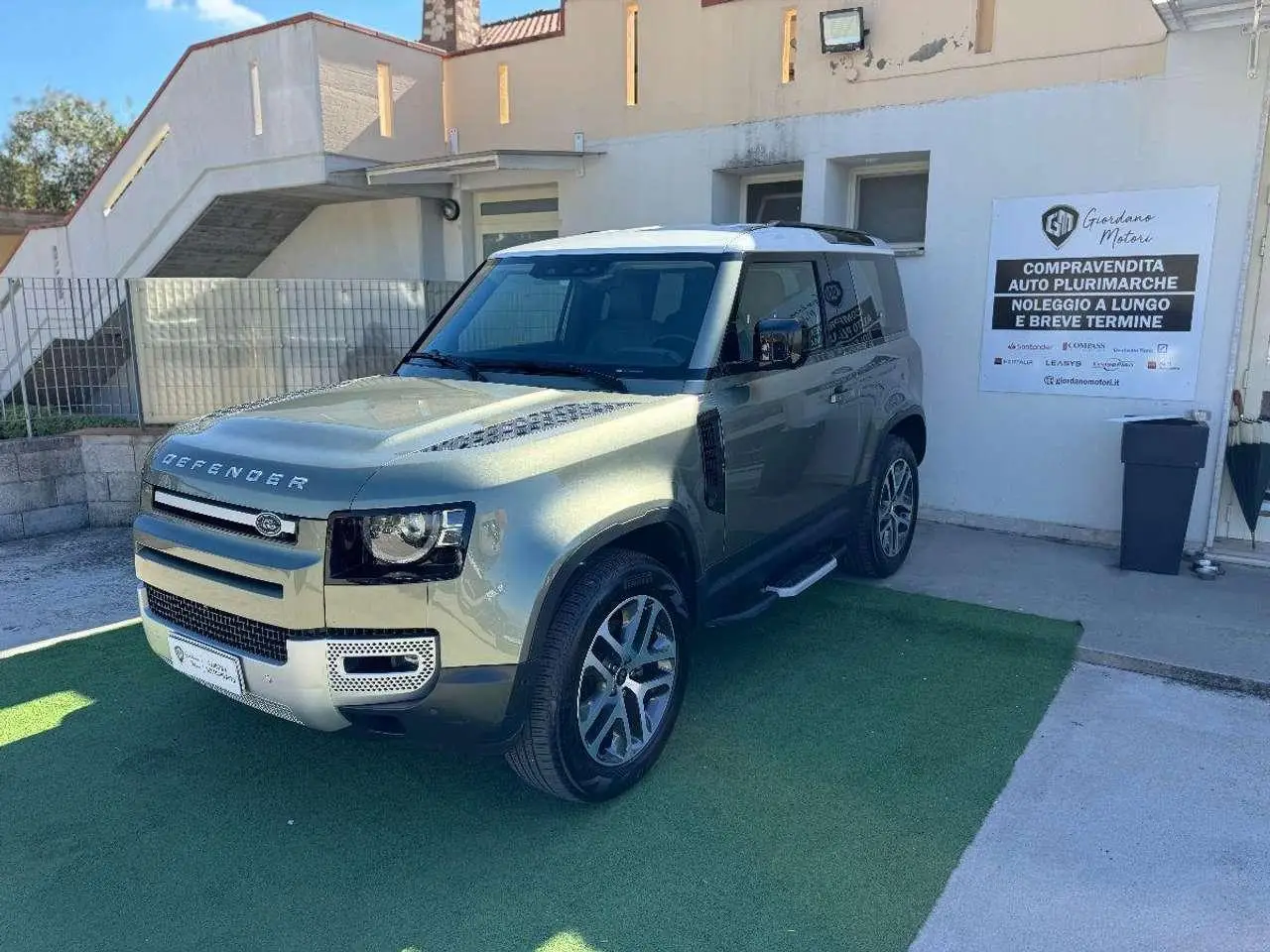 Photo 1 : Land Rover Defender 2021 Hybrid