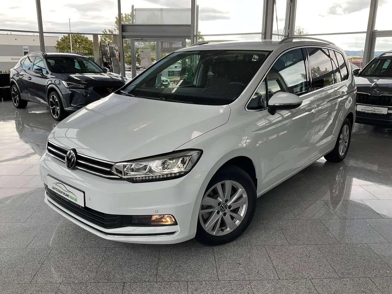 Photo 1 : Volkswagen Touran 2023 Essence