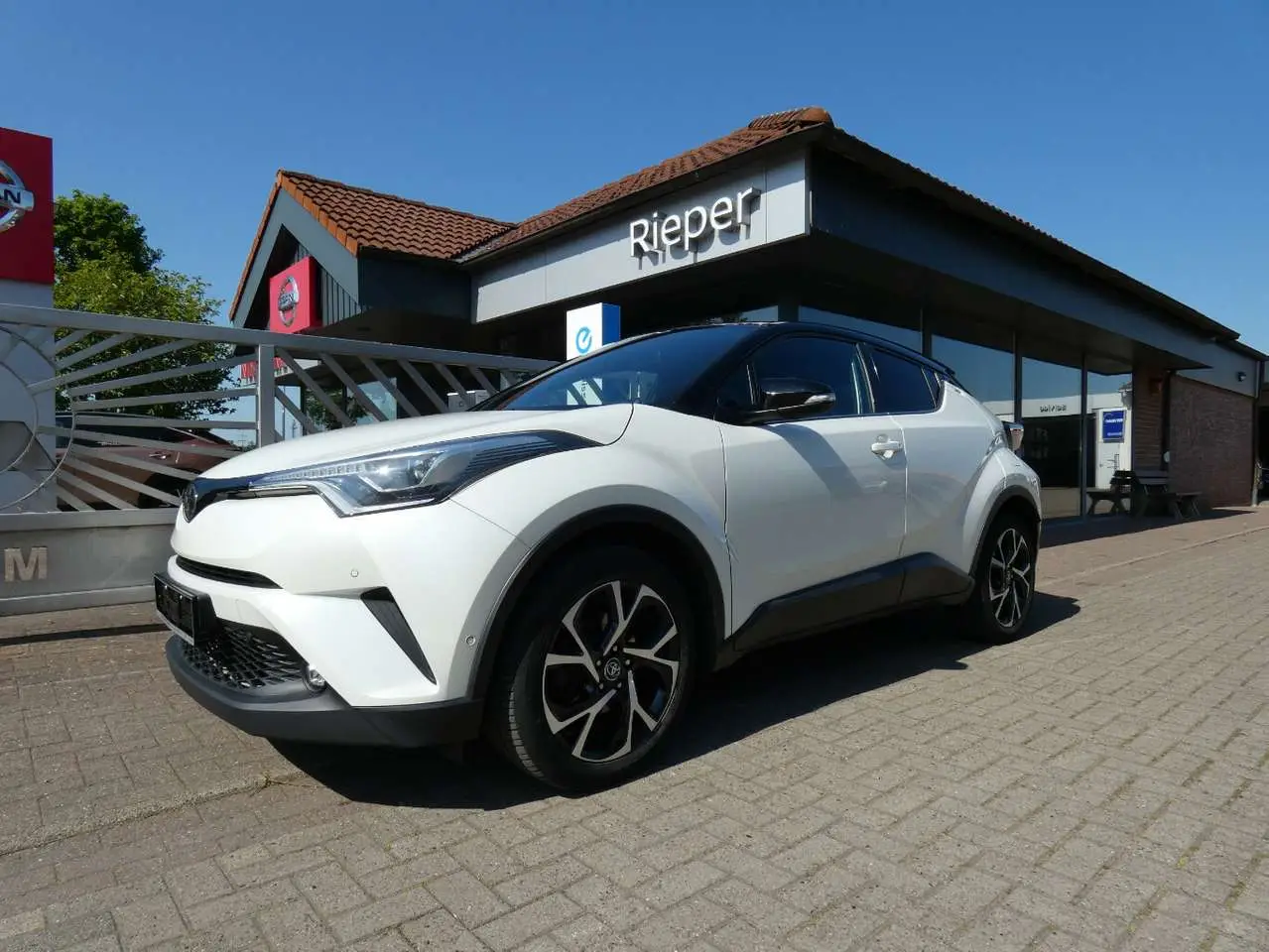 Photo 1 : Toyota C-hr 2017 Petrol