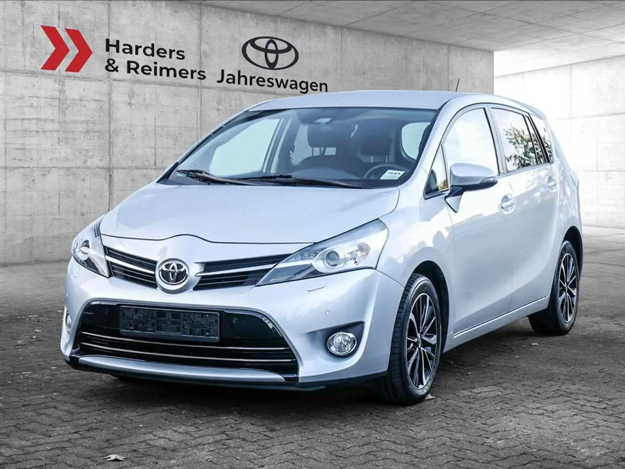 Photo 1 : Toyota Verso 2017 Petrol