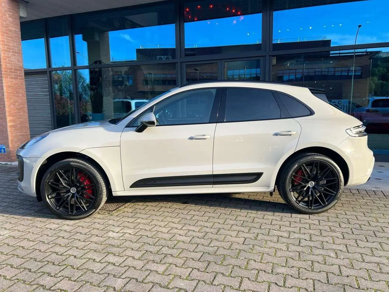 Photo 1 : Porsche Macan 2023 Essence