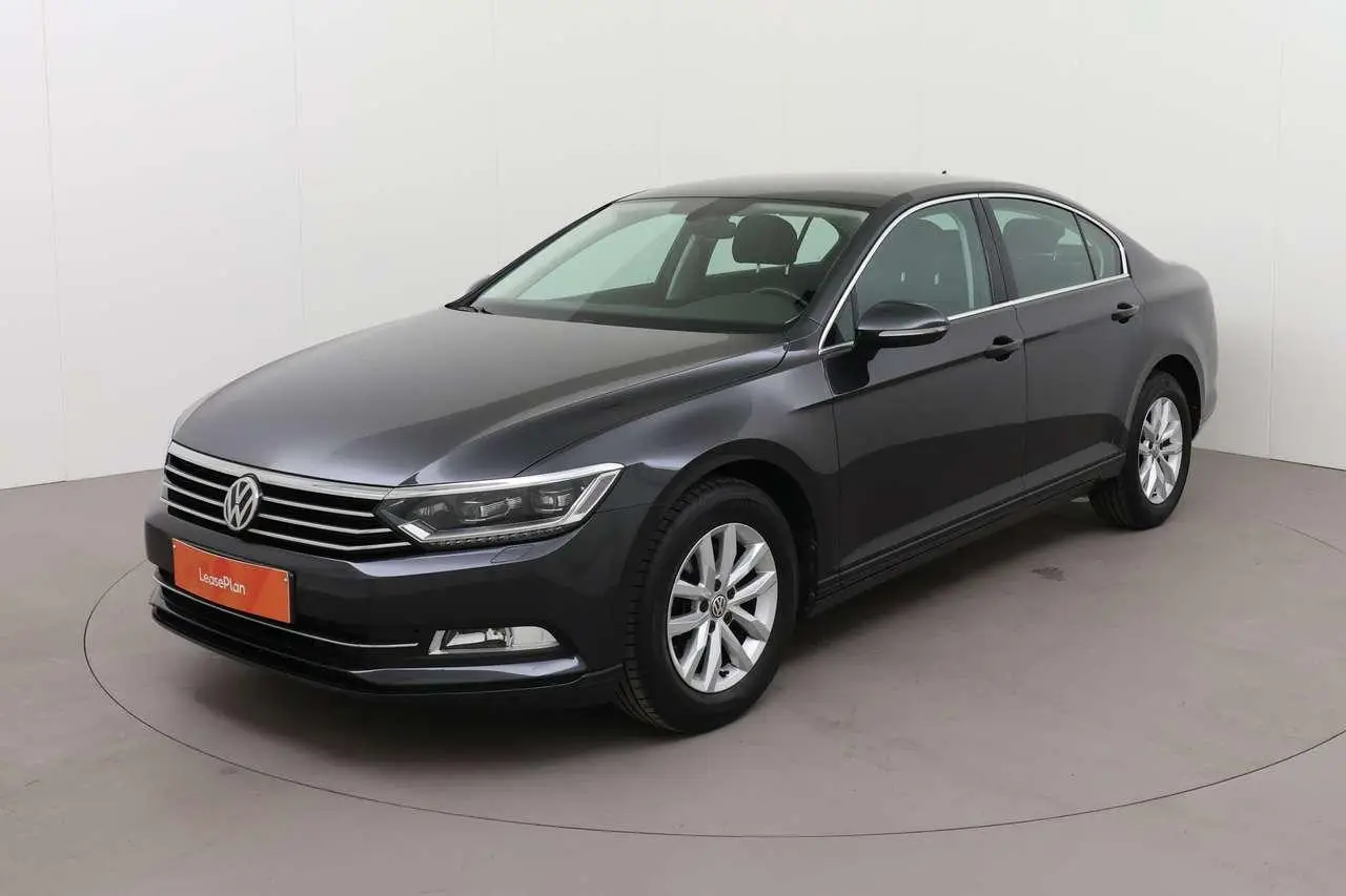 Photo 1 : Volkswagen Passat 2019 Petrol