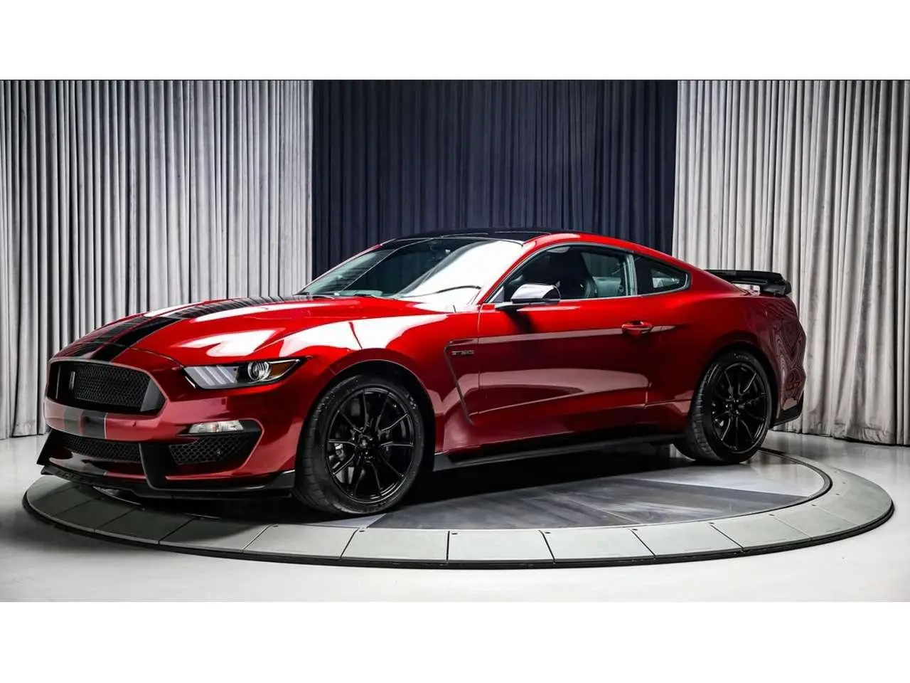 Photo 1 : Ford Mustang 2019 Petrol