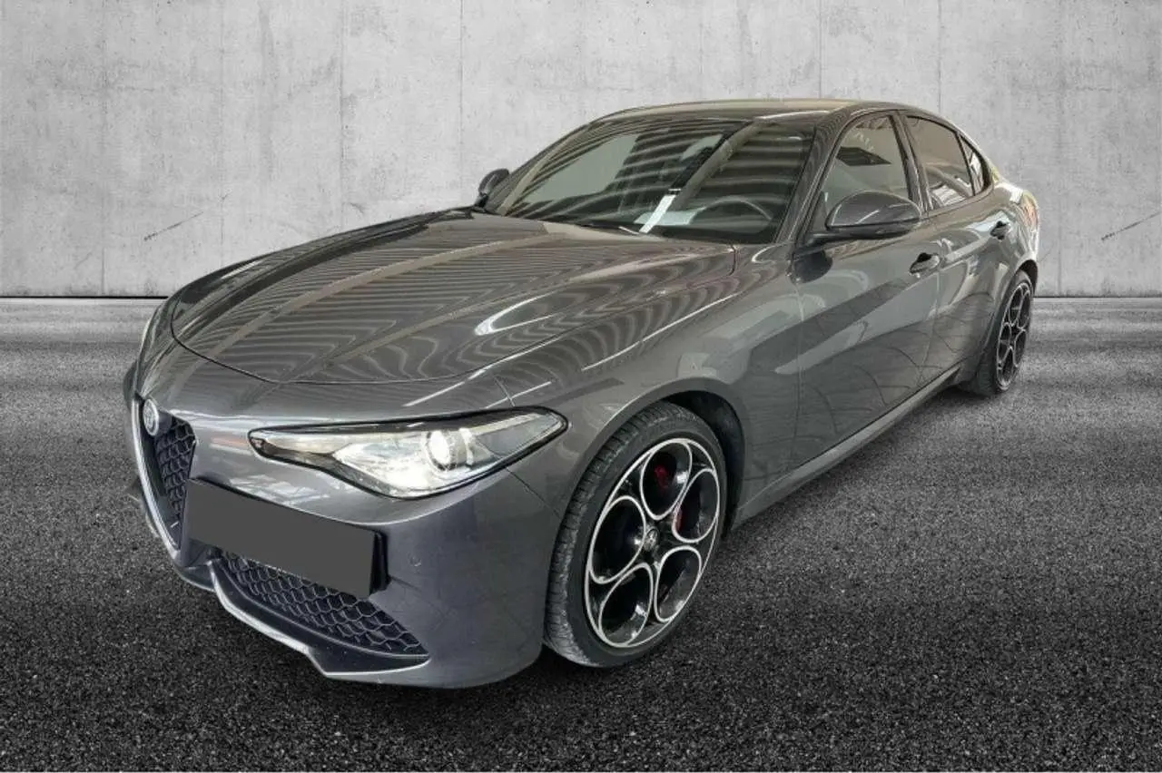 Photo 1 : Alfa Romeo Giulia 2022 Essence