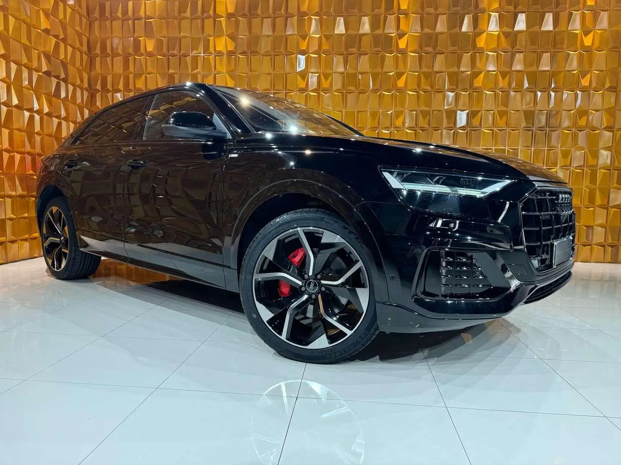 Photo 1 : Audi Q8 2019 Hybrid